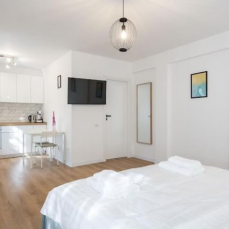 Flight Two I Studio Near Therme & Airport Отопени Екстериор снимка