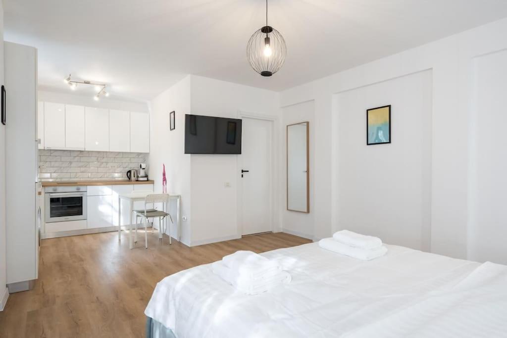 Flight Two I Studio Near Therme & Airport Отопени Екстериор снимка