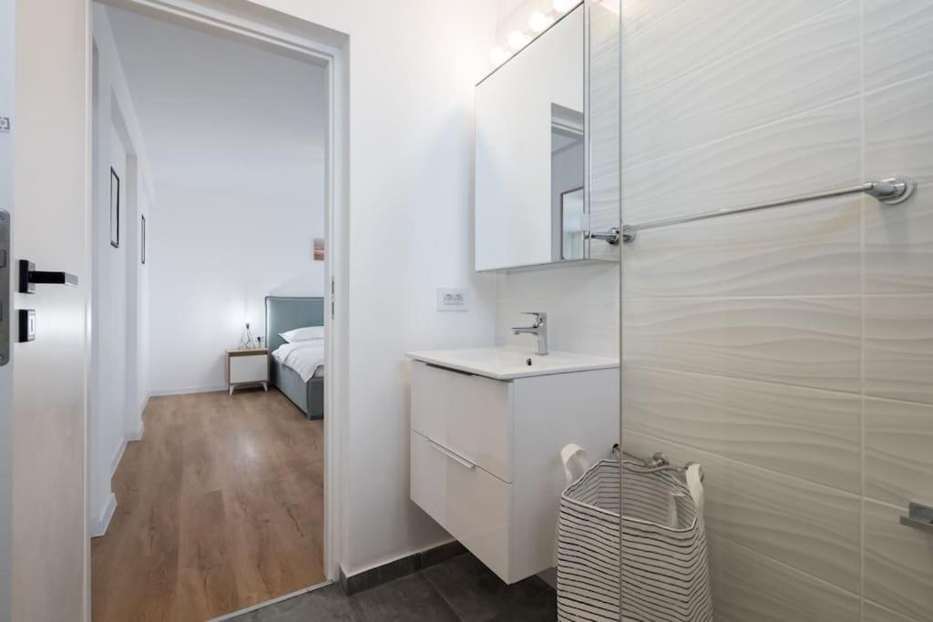 Flight Two I Studio Near Therme & Airport Отопени Екстериор снимка