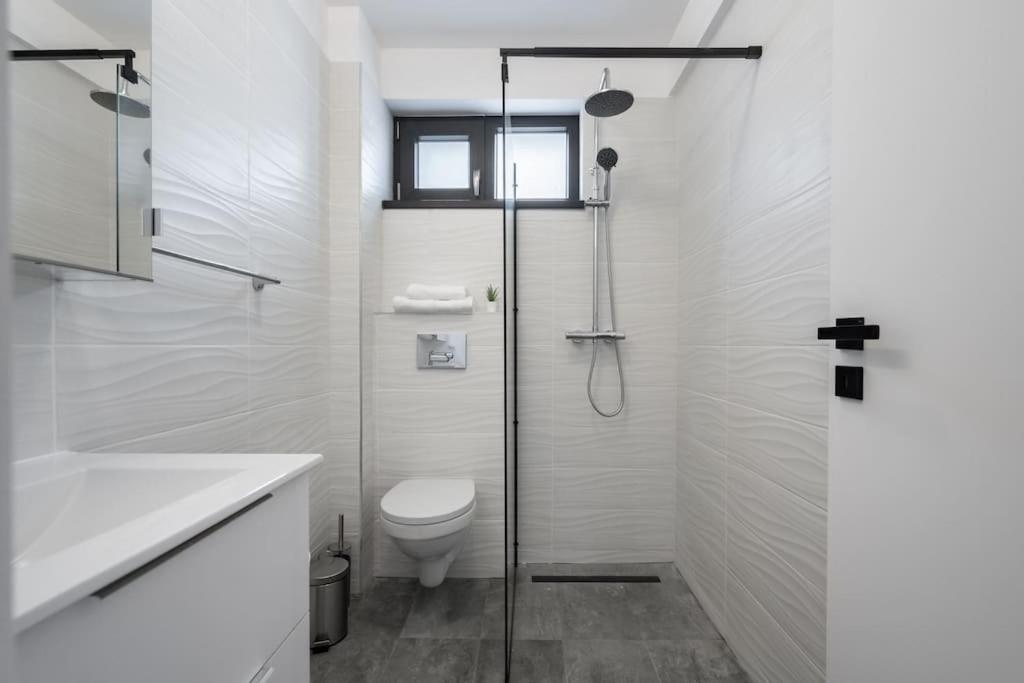 Flight Two I Studio Near Therme & Airport Отопени Екстериор снимка