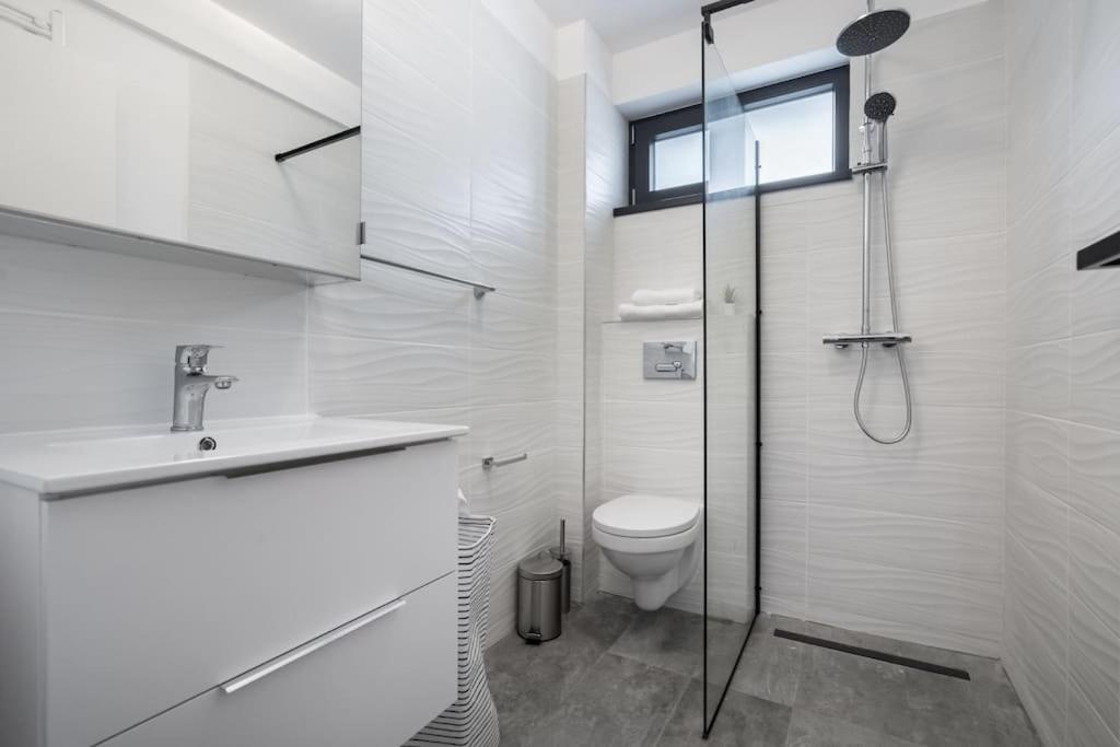 Flight Two I Studio Near Therme & Airport Отопени Екстериор снимка