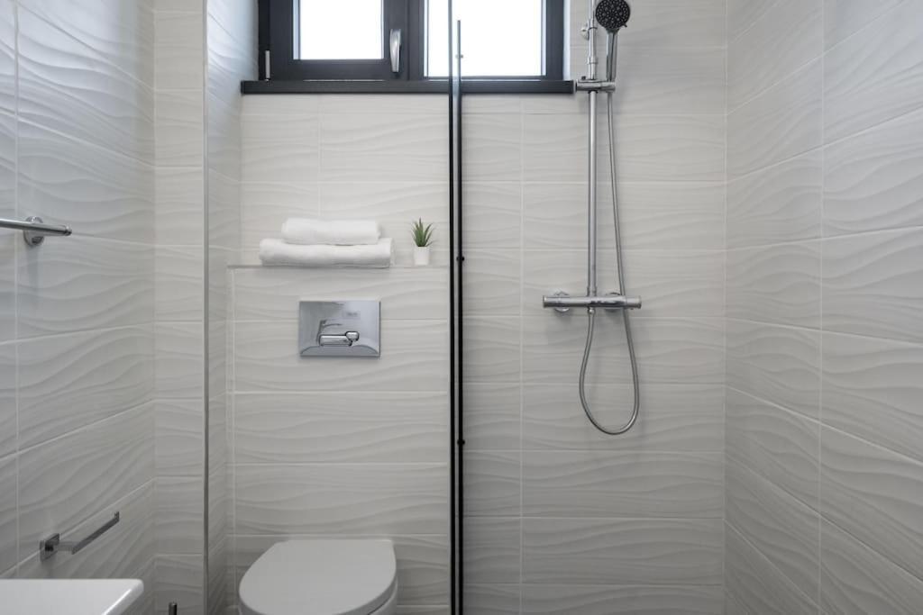 Flight Two I Studio Near Therme & Airport Отопени Екстериор снимка